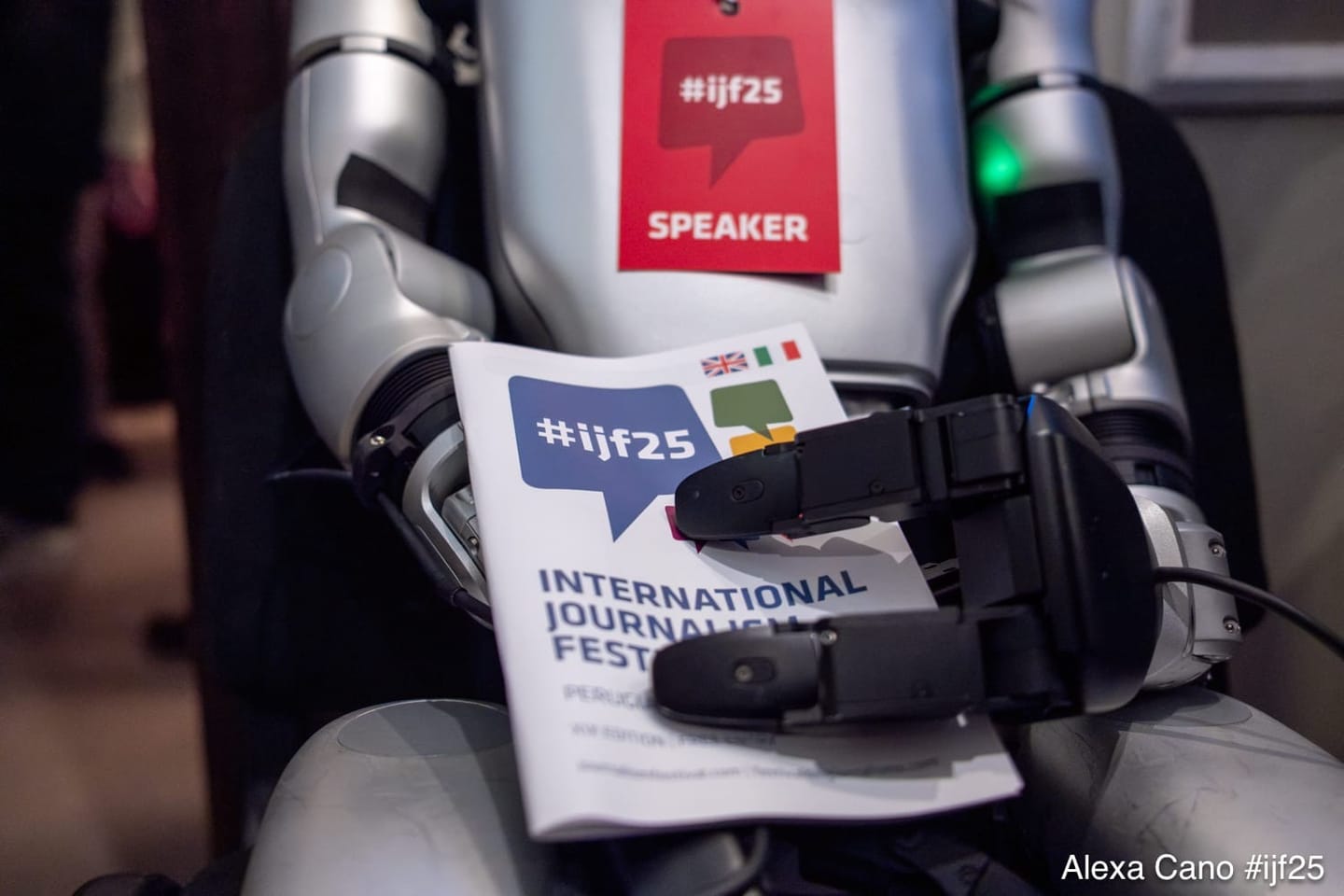 Un robot tient le programme du Festival international du journalisme 2025 